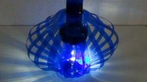 Lámpara realizada con dos botellas de plástico de agua. Rosa Montesa