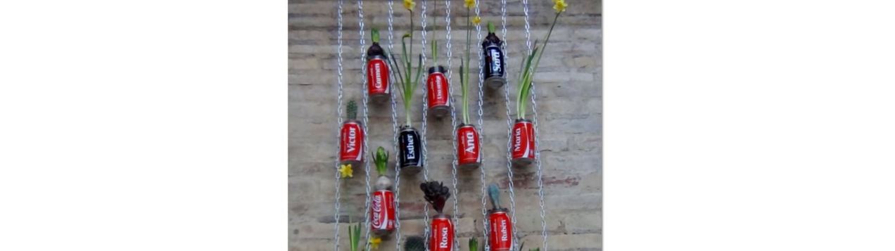 Jardín vertical con latas de cocacola- Reciclado Creativo. Rosa Montesa